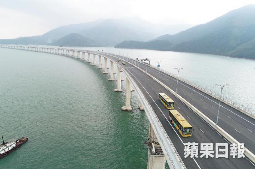 港珠澳大橋通車一個月,中港兩地政府終出招紓緩「野馬團」失控亂況。資料圖片早前大量旅行團湧入東涌,對該區居民造成滋擾。 港珠澳大橋通車一個月,中港兩地政府終出招紓緩「野馬團」失控亂況。資料圖片早前大量旅行團湧入東涌,對該區居民造成滋擾。