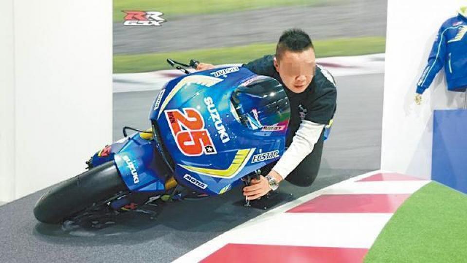 訛稱代辦大橋中港牌的騙徒Adi熱愛賽車,經常到內地參加比賽。互聯網騙徒展示大批聲稱已經辦妥的中港車牌,博取受害人信任。受訪者提供圖片 訛稱代辦大橋中港牌的騙徒Adi熱愛賽車,經常到內地參加比賽。互聯網騙徒展示大批聲稱已經辦妥的中港車牌,博取受害人信任。受訪者提供圖片
