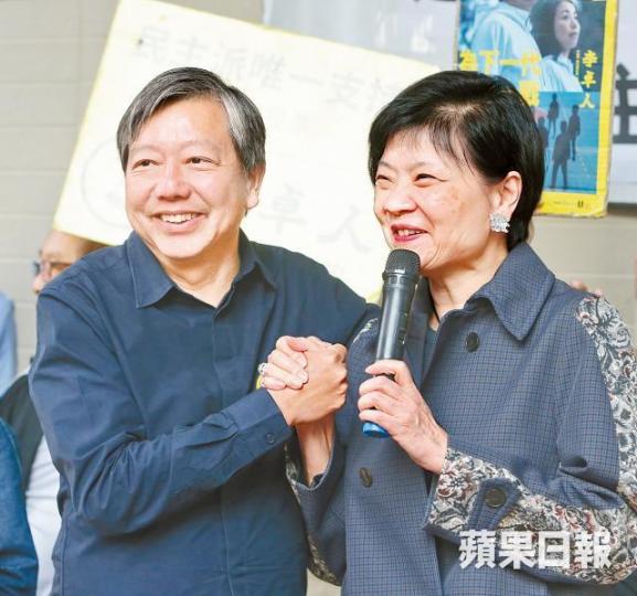 公民黨前立法會議員余若薇昨到黃埔站外為選情嚴峻的李卓人造勢。王子俊攝 公民黨前立法會議員余若薇昨到黃埔站外為選情嚴峻的李卓人造勢。王子俊攝