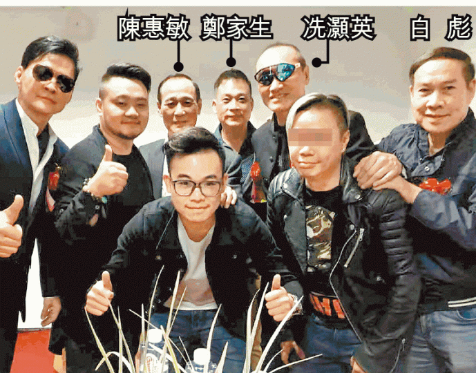近年轉做「茄喱啡」的Adi(右二)在社交網站上載與藝人合照。 近年轉做「茄喱啡」的Adi(右二)在社交網站上載與藝人合照。