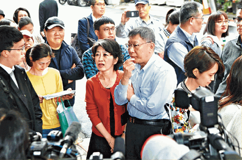 台北市長候選人柯文哲與妻子昨早排隊投票。 台北市長候選人柯文哲與妻子昨早排隊投票。