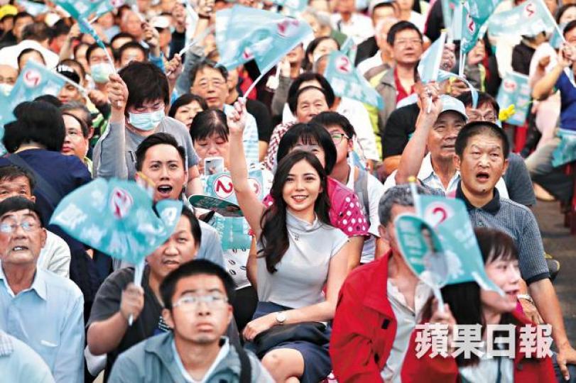 點票期間,高雄陳其邁的開票現場幾乎坐無虛席。易仰民攝 點票期間,高雄陳其邁的開票現場幾乎坐無虛席。易仰民攝