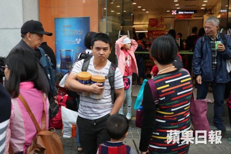 東涌萬寧店內人頭湧湧,其中奶粉、藥油和洗頭水成為重點搶購目標。何家達攝 東涌萬寧店內人頭湧湧,其中奶粉、藥油和洗頭水成為重點搶購目標。何家達攝