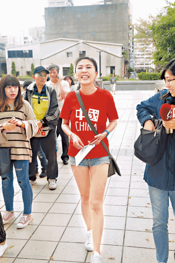 有女版黃安之稱的藝人劉樂妍穿印有中國字樣的紅T到投票所,其間大聲講出要投的候選人,遭警方注意。 有女版黃安之稱的藝人劉樂妍穿印有中國字樣的紅T到投票所,其間大聲講出要投的候選人,遭警方注意。