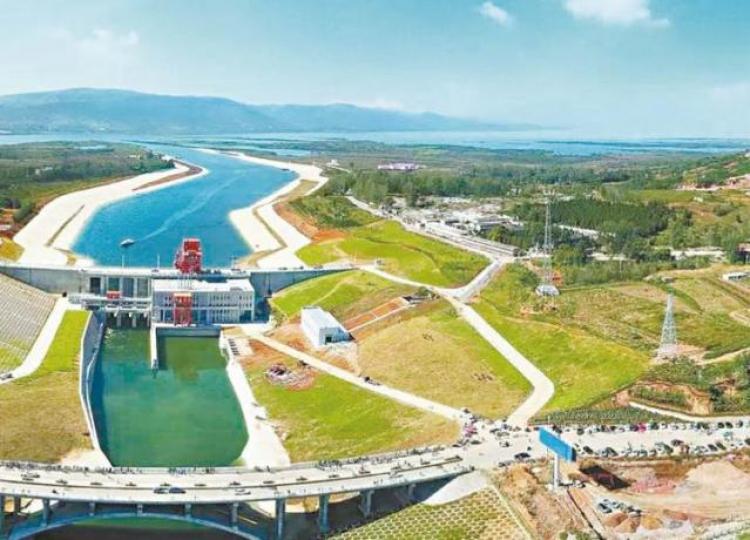 內地南水北調工程已耗資千億,但效果成疑。圖為河南淅川陶岔渠首全貌。互聯網 內地南水北調工程已耗資千億,但效果成疑。圖為河南淅川陶岔渠首全貌。互聯網