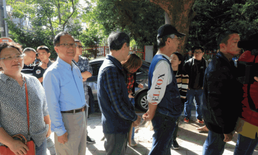 丁守中(左二)昨早到票站投票。台灣《蘋果日報》圖片 丁守中(左二)昨早到票站投票。台灣《蘋果日報》圖片