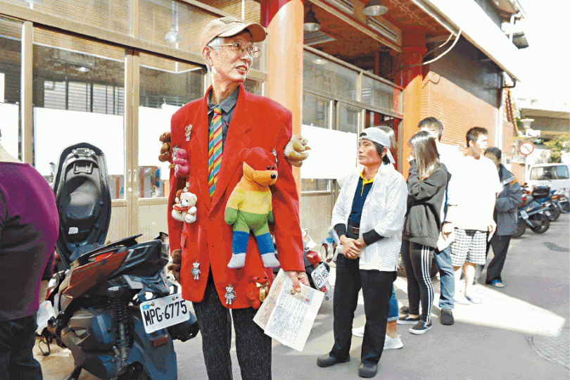 台灣同志平權運動者祁家威以一身出位打扮現身台北票站外。 台灣同志平權運動者祁家威以一身出位打扮現身台北票站外。