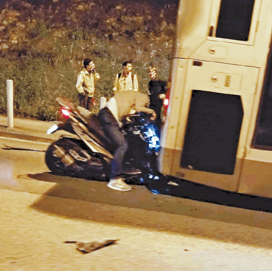電單車直撞巴士尾,鐵騎士昏迷伏坐車上。互聯網事主送院搶救不治,屍體移送殮房。黃江奇攝 電單車直撞巴士尾,鐵騎士昏迷伏坐車上。互聯網事主送院搶救不治,屍體移送殮房。黃江奇攝