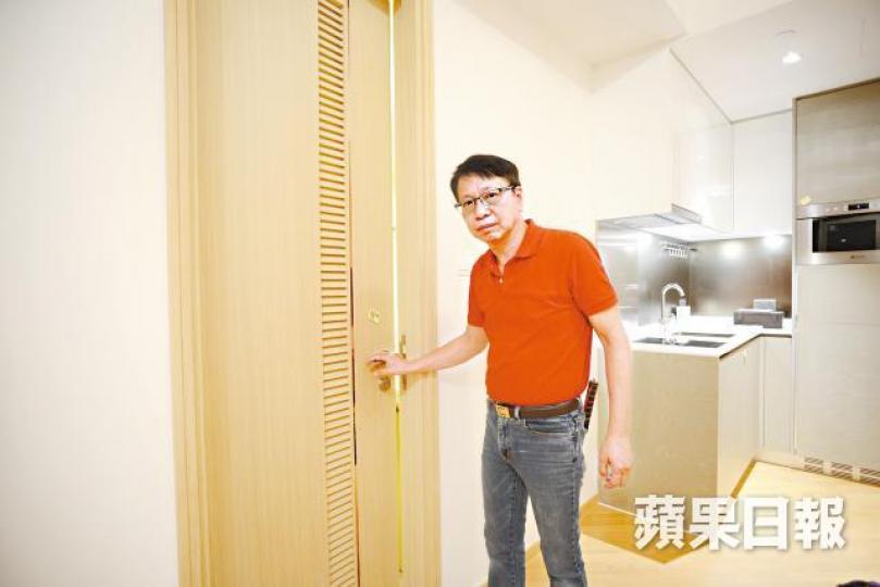 詹Sir出盡力仍閂不到門,並指出「一屋四門,一個鎖鬆,兩個鎖壞」。何耀勤攝鋅盆及廁所架等處均見銹迹,用料質素可見幾差。淋浴間去水位竟然被水泥近乎封死。 詹Sir出盡力仍閂不到門,並指出「一屋四門,一個鎖鬆,兩個鎖壞」。何耀勤攝鋅盆及廁所架等處均見銹迹,用料質素可見幾差。淋浴間去水位竟然被水泥近乎封死。
