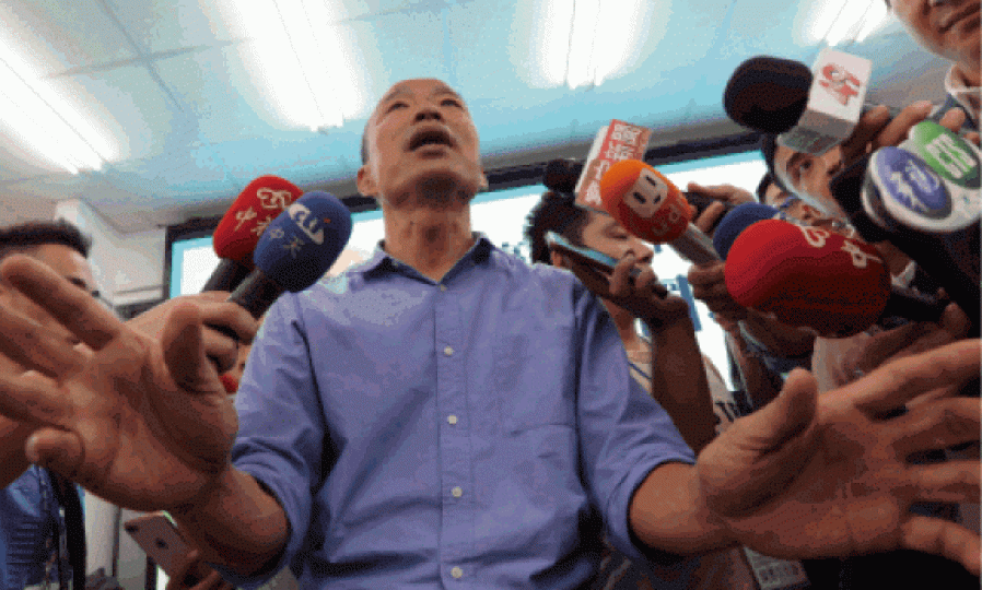 韓國瑜克服對市政問題不熟書的劣勢,勝出高雄市長選舉。台灣《蘋果日報》圖片 韓國瑜克服對市政問題不熟書的劣勢,勝出高雄市長選舉。台灣《蘋果日報》圖片