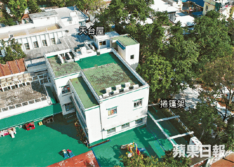 朗思國際幼稚園校舍疑僭建天台屋及捲篷架。陳海威攝 朗思國際幼稚園校舍疑僭建天台屋及捲篷架。陳海威攝