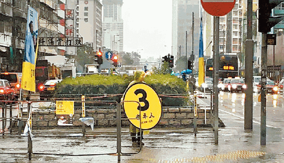 李卓人義工昨於大雨下仍堅持站在路中心拉票。職工盟fb圖片 李卓人義工昨於大雨下仍堅持站在路中心拉票。職工盟fb圖片
