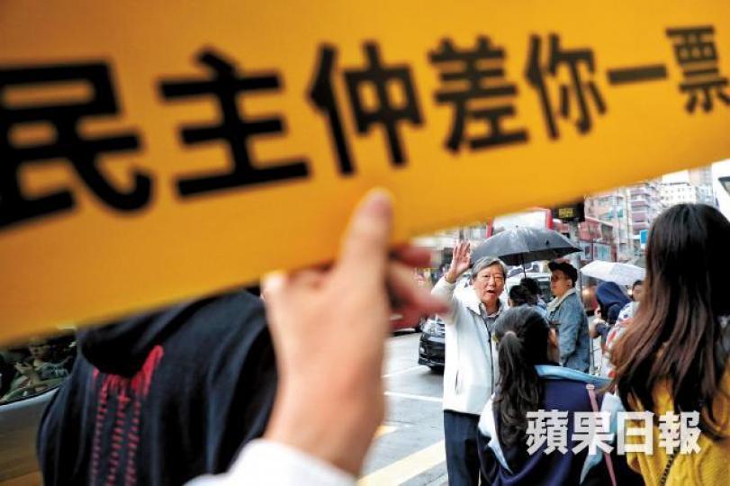 面對嚴峻選情,李卓人昨午到長沙灣一帶爭取市民支持。許頌明攝 面對嚴峻選情,李卓人昨午到長沙灣一帶爭取市民支持。許頌明攝