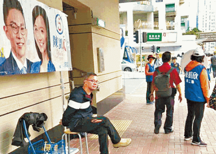 馮檢基助選團男成員日前被揭坐在陳凱欣的街站。林朗彥fb圖片 馮檢基助選團男成員日前被揭坐在陳凱欣的街站。林朗彥fb圖片