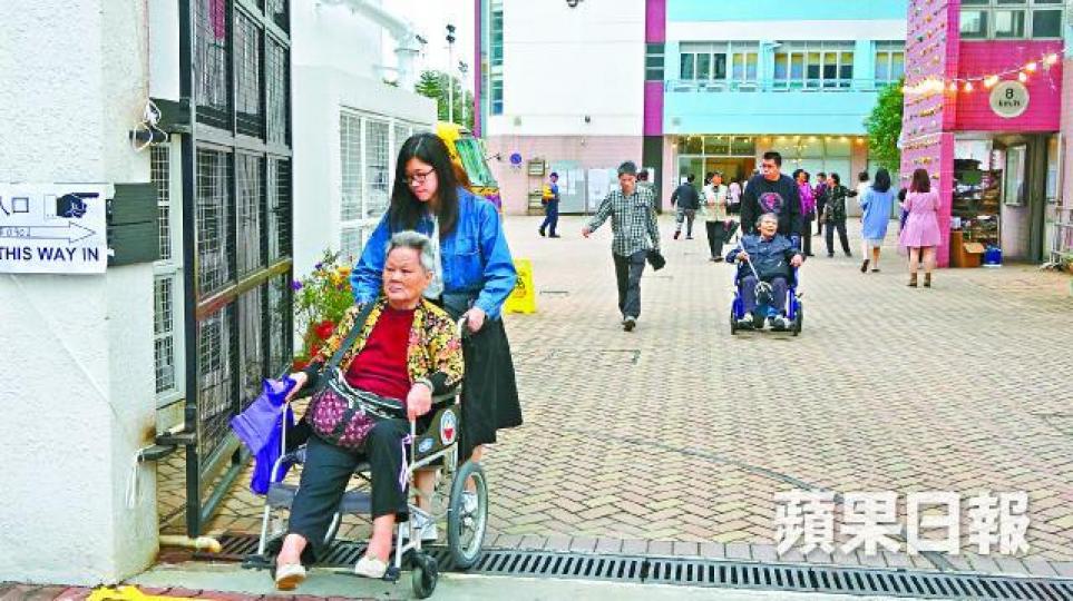 多名疑與陳凱欣助選團有關的人士,頻頻以輪椅接送長者往來票站。翁鈺輝攝一名穿粉紅色衫男子將一叠鈔票交給穿迷彩褸男子,其後再分給後方的陳凱欣義工。莊建鑫攝 多名疑與陳凱欣助選團有關的人士,頻頻以輪椅接送長者往來票站。翁鈺輝攝一名穿粉紅色衫男子將一叠鈔票交給穿迷彩褸男子,其後再分給後方的陳凱欣義工。莊建鑫攝