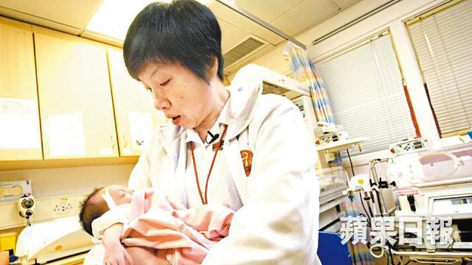 司徒姑娘很喜歡小朋友,她坦言結婚都是為了生下一代,但原來一切比想像中困難。司徒姑娘和其他姑娘,閒時會製作一些慰問卡,為有需要的媽媽送上點心意。瑪麗醫院的殮房改為「惜別間」,以米白色為主色,希望為送別至親時,添一點點溫暖。 司徒姑娘很喜歡小朋友,她坦言結婚都是為了生下一代,但原來一切比想像中困難。司徒姑娘和其他姑娘,閒時會製作一些慰問卡,為有需要的媽媽送上點心意。瑪麗醫院的殮房改為「惜別間」,以米白色為主色,希望為送別至親時,添一點點溫暖。