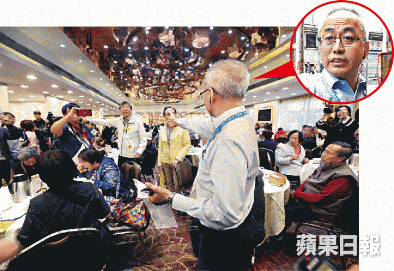 李卓人昨在石硤尾一間酒樓拉票時,遭票站主任吳偉琪(圓圖)無理阻撓。張志華攝 李卓人昨在石硤尾一間酒樓拉票時,遭票站主任吳偉琪(圓圖)無理阻撓。張志華攝
