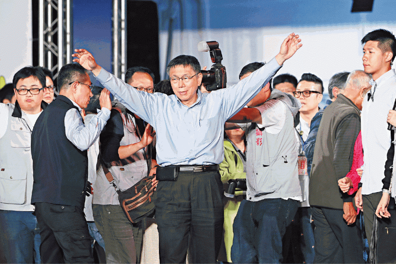 經過一輪拉鋸戰,柯文哲在昨日凌晨宣佈當選。 台灣《蘋果日報》 經過一輪拉鋸戰,柯文哲在昨日凌晨宣佈當選。 台灣《蘋果日報》