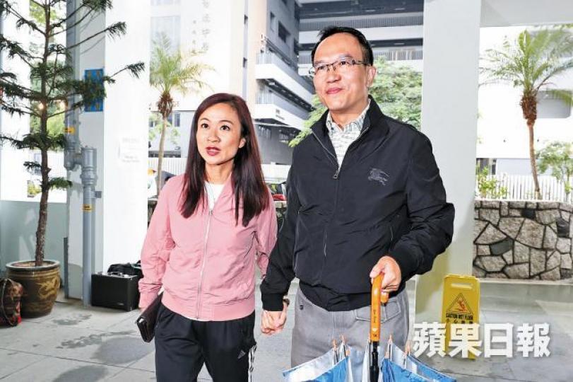 陳凱欣昨與丈夫邱文華赴票站投票,稱因受狙擊而耽誤行程。 陳凱欣昨與丈夫邱文華赴票站投票,稱因受狙擊而耽誤行程。