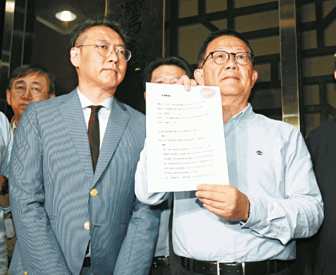 丁守中(右)向台北地院提選舉無效訴訟。 台灣《蘋果日報》 丁守中(右)向台北地院提選舉無效訴訟。 台灣《蘋果日報》