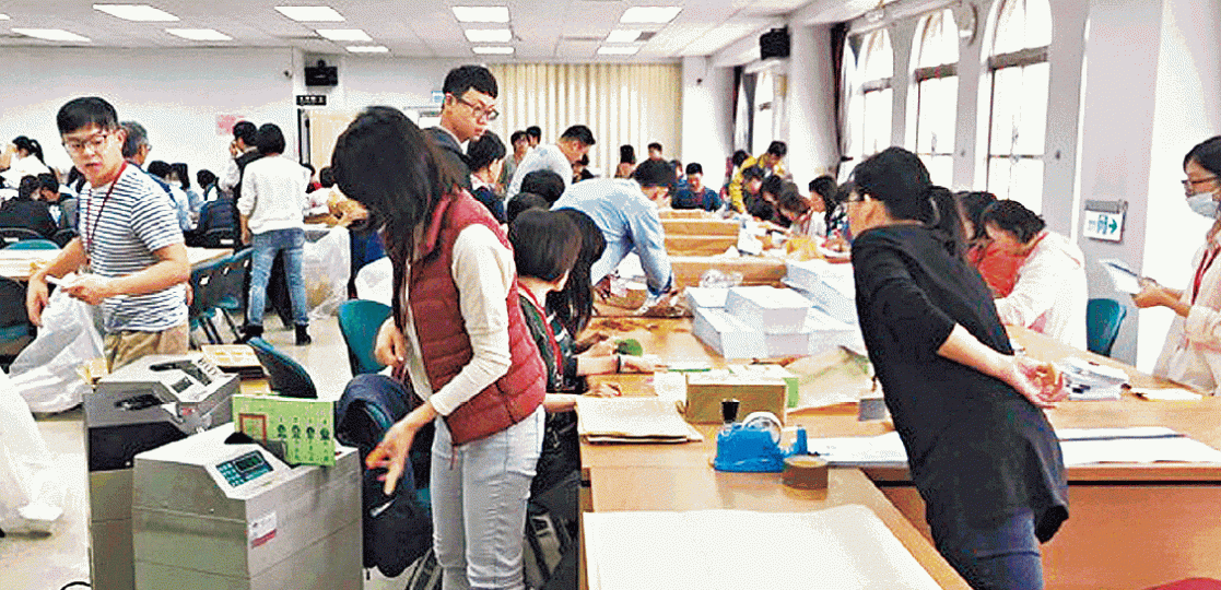 新竹縣選委會以點鈔機清點選票和公投票,節省人力及時間。 新竹縣選委會以點鈔機清點選票和公投票,節省人力及時間。