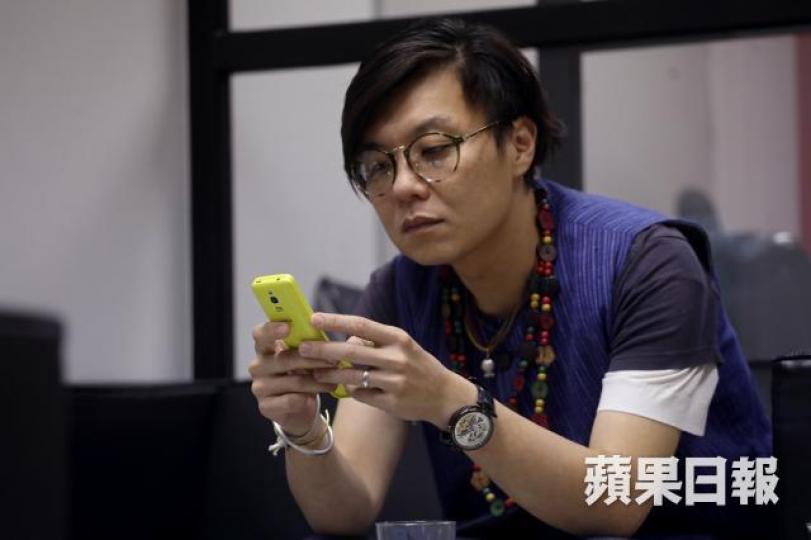 佘國豪棄用智能電話多年,僅靠傳統手機走天涯,稱生活更自由。陳善南攝 佘國豪棄用智能電話多年,僅靠傳統手機走天涯,稱生活更自由。陳善南攝