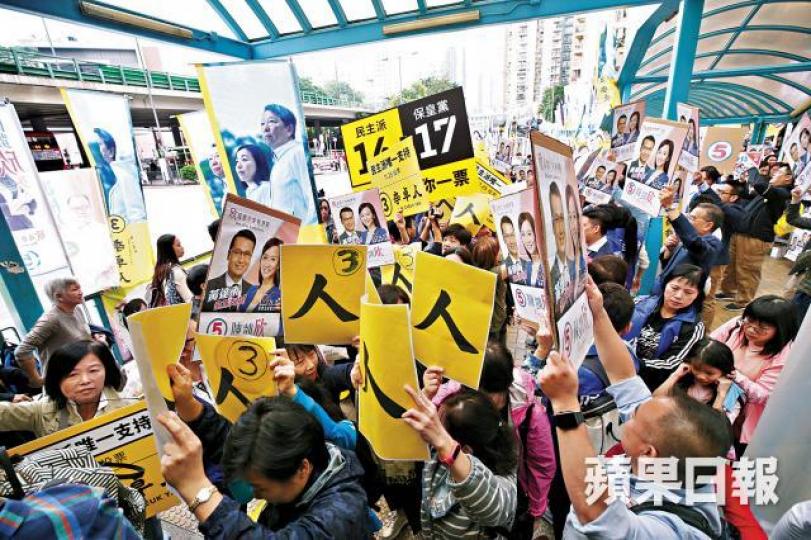 李卓人助選團在美孚拉票時被陳凱欣支持者夾擊。 李卓人助選團在美孚拉票時被陳凱欣支持者夾擊。