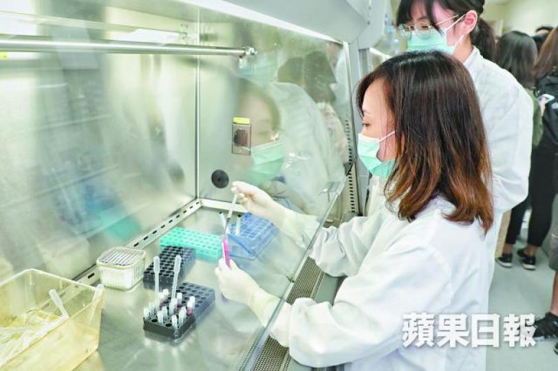 生物安全櫃可確保研究人員在內處理樣本時,樣本不受外來物污染。許頌明攝 生物安全櫃可確保研究人員在內處理樣本時,樣本不受外來物污染。許頌明攝