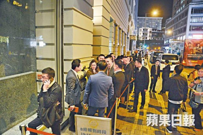泓碧昨銷情慘淡,A組大手時段竟無客到場,要靠地產代理扮客排隊,充撐場面。何耀勤攝 泓碧昨銷情慘淡,A組大手時段竟無客到場,要靠地產代理扮客排隊,充撐場面。何耀勤攝