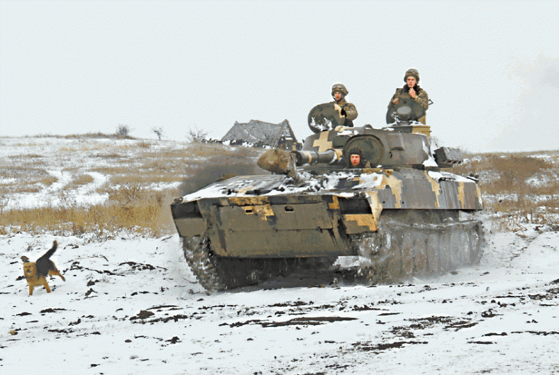 烏克蘭軍方進入備戰狀態,有裝甲運兵車昨日出動到駐守地點。美聯社 烏克蘭軍方進入備戰狀態,有裝甲運兵車昨日出動到駐守地點。美聯社
