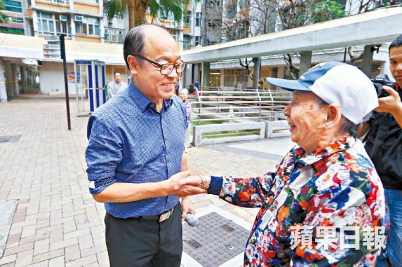 馮檢基昨赴麗安邨謝票。王子俊攝 馮檢基昨赴麗安邨謝票。王子俊攝
