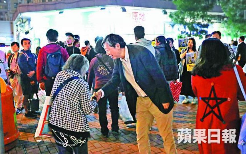 李卓人守住泛民中產區選票;圖為他昨晚謝票。易仰民攝 李卓人守住泛民中產區選票;圖為他昨晚謝票。易仰民攝