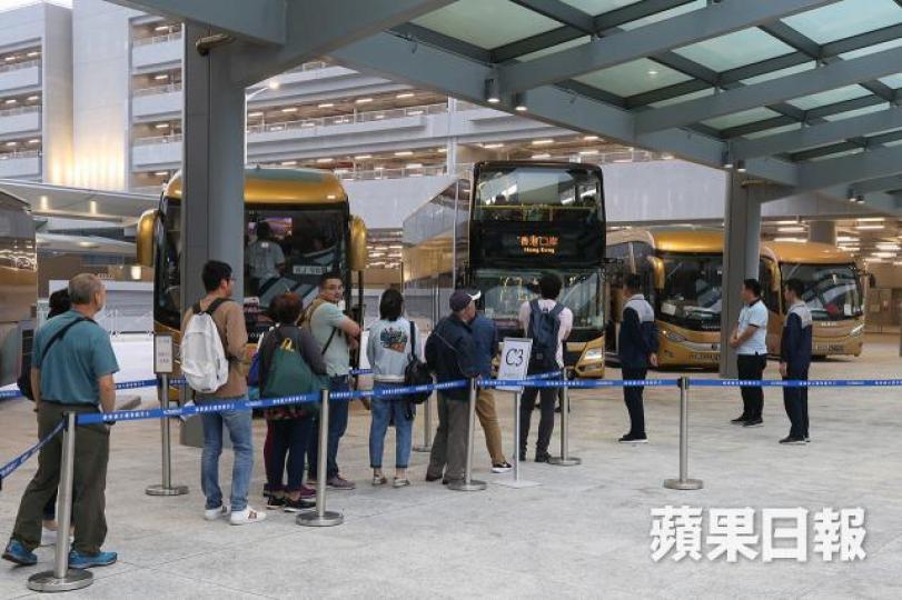 港珠澳大橋通車滿月,平均每日人流近6.9萬人次,但車流只得約3,100架次。 資料圖片 港珠澳大橋通車滿月,平均每日人流近6.9萬人次,但車流只得約3,100架次。 資料圖片