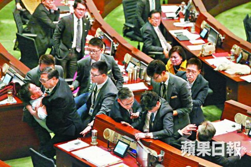 泛民選舉失利,建制勢再收緊議規;圖為去年立會泛民拉布阻修議規,陳志全被抬走。 泛民選舉失利,建制勢再收緊議規;圖為去年立會泛民拉布阻修議規,陳志全被抬走。