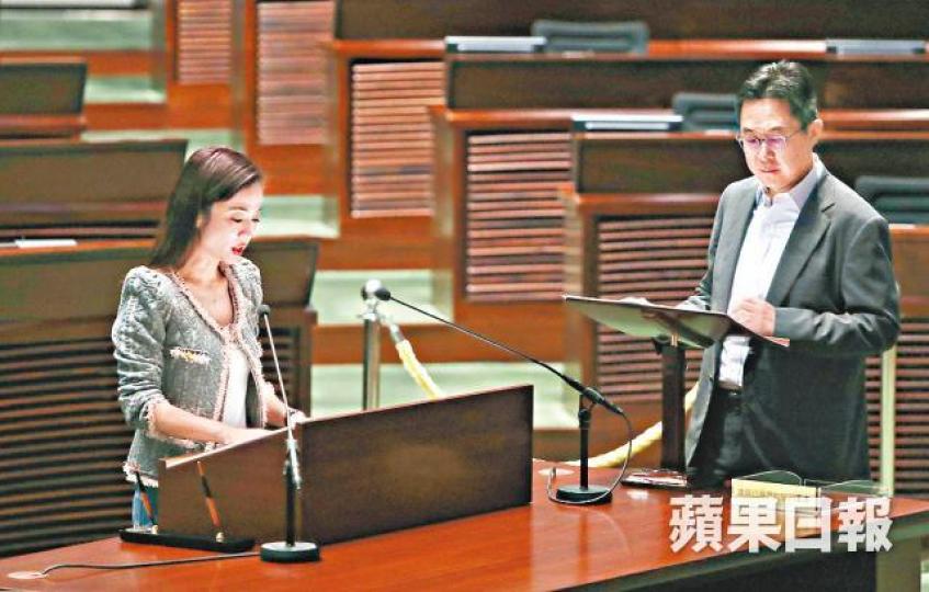陳凱欣昨到立會模擬向秘書長陳維安宣誓。夏家朗攝 陳凱欣昨到立會模擬向秘書長陳維安宣誓。夏家朗攝