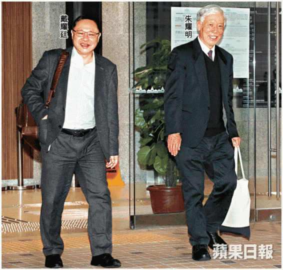 朱耀明昨供稱與警方協調會議上表明,原計劃呼籲佔領者離開,不會造成交通堵塞。李潤芳攝2014年9月29日,佔領中環正式啟動後翌日晚上,示威者佔據金鐘政府總部對開馬路。 朱耀明昨供稱與警方協調會議上表明,原計劃呼籲佔領者離開,不會造成交通堵塞。李潤芳攝2014年9月29日,佔領中環正式啟動後翌日晚上,示威者佔據金鐘政府總部對開馬路。