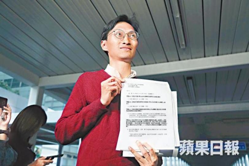 朱凱廸昨展示選舉主任就其政治立場提出的提問。夏家朗攝 朱凱廸昨展示選舉主任就其政治立場提出的提問。夏家朗攝