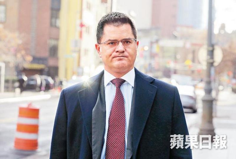 聯大前主席耶雷米奇昨抵達法院。王心義攝根據庭上素描,身穿紫色中山裝的何志平(左)遭控方律師Paul Hayden指斥。美聯社何志平穿紫色中山裝出庭。資料圖片 聯大前主席耶雷米奇昨抵達法院。王心義攝根據庭上素描,身穿紫色中山裝的何志平(左)遭控方律師Paul Hayden指斥。美聯社何志平穿紫色中山裝出庭。資料圖片