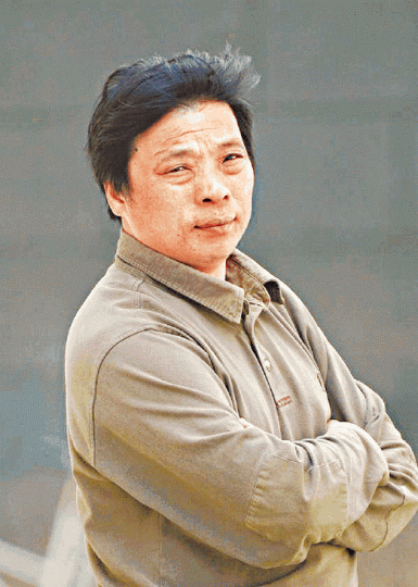 盧廣自本月3日起與外界失去聯絡。有感中國高速發展背後埋藏危機,盧廣花五年時間記錄污染禍害。盧廣曾拍下廣東汕頭一處被污染河流,民眾要在滿佈垃圾的水塘洗滌。盧廣曾冒險進入愛滋村,拍攝病危前的患者。 盧廣自本月3日起與外界失去聯絡。有感中國高速發展背後埋藏危機,盧廣花五年時間記錄污染禍害。盧廣曾拍下廣東汕頭一處被污染河流,民眾要在滿佈垃圾的水塘洗滌。盧廣曾冒險進入愛滋村,拍攝病危前的患者。