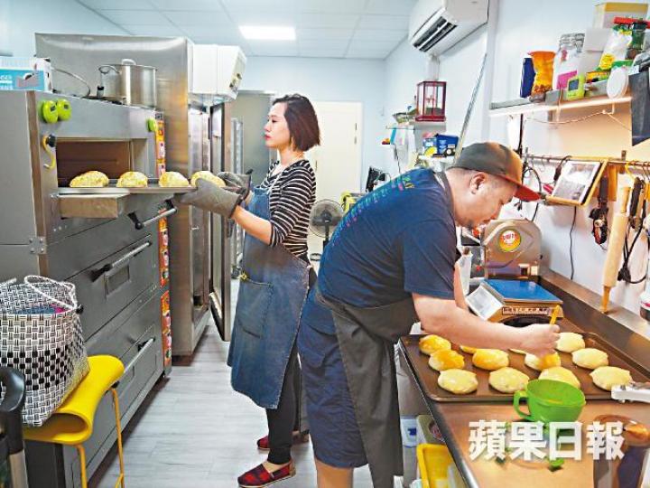 Dara與丈夫Brian一起到台南創業賣菠蘿包,經營之初已感受到文化差異,如有客人因他們賣無餡菠蘿包而非菠蘿油,而指他們「騙人」。菠蘿包店以Dara喜歡的檸檬黃色為主色。台南創業及生活成本較低,有空間將菠蘿包做到最好。店裏也賣港式奶茶及檸茶。Dara主要負責舖面賣包工作。 Dara與丈夫Brian一起到台南創業賣菠蘿包,經營之初已感受到文化差異,如有客人因他們賣無餡菠蘿包而非菠蘿油,而指他們「騙人」。菠蘿包店以Dara喜歡的檸檬黃色為主色。台南創業及生活成本較低,有空間將菠蘿包做到最好。店裏也賣港式奶茶及檸茶。Dara主要負責舖面賣包工作。