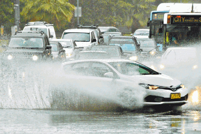 悉尼大量道路成澤國，汽車要澗水而行。