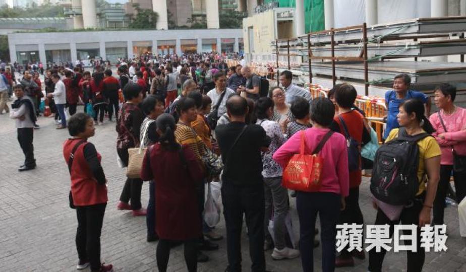 港珠澳大橋上月24日通車後,大量內地旅客經大橋訪港湧入東涌,嚴重影響區內居民生活。
港珠澳大橋上月24日通車後,大量內地旅客經大橋訪港湧入東涌,嚴重影響區內居民生活。