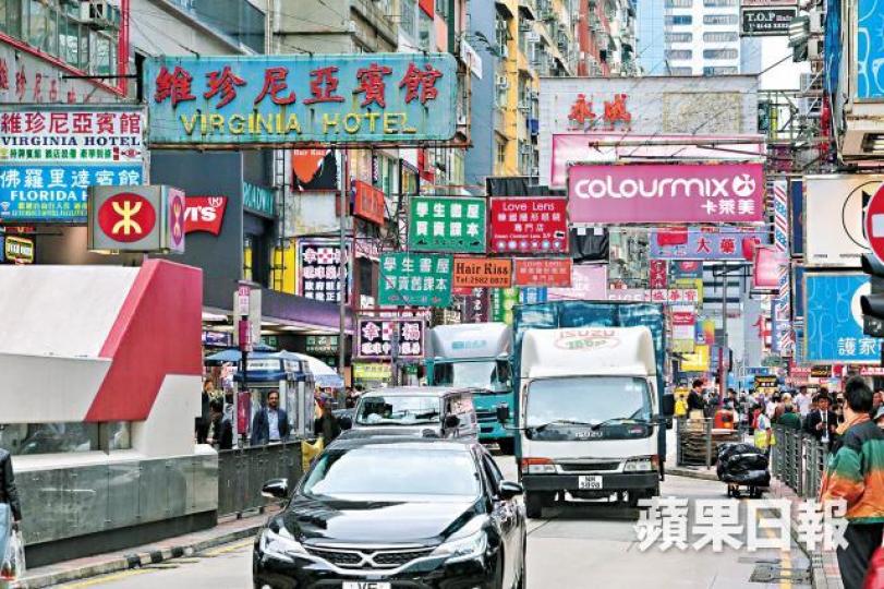 全港12萬個招牌大部份屬違例，成為都市隱藏炸彈。黃耀興攝