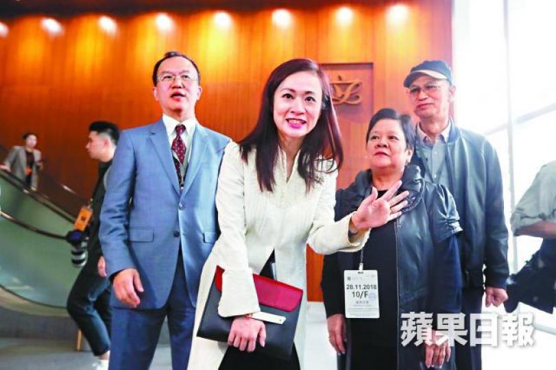陳凱欣與丈夫邱文華及父母昨在立法會大樓範圍合照受訪,違反行管會的相關規定。易仰民攝
陳凱欣與丈夫邱文華及父母昨在立法會大樓範圍合照受訪,違反行管會的相關規定。易仰民攝