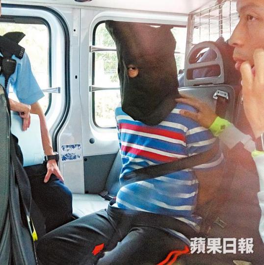 涉殺妻疑兇由警員押返警署調查。梁澤岡攝死者黃玲警員在發生兇案的南山邨單位調查。