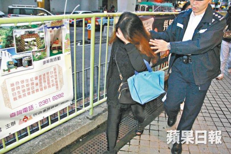 案發後一名女親友到場，情緒激動。