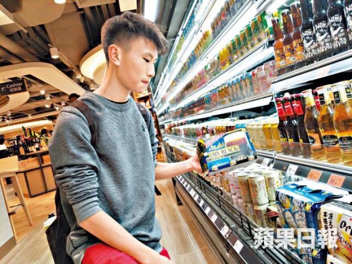 張麗霞提醒售貨員,日後賣酒時應加倍留神。
張麗霞提醒售貨員,日後賣酒時應加倍留神。