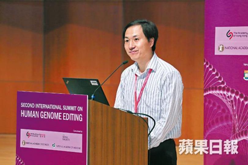 內地學者賀建奎昨現身港大學術峯會，全程遭國際醫學專家及傳媒狙擊。何頴賢攝港科院院長徐立之對賀建奎在論壇上的表現感失望。