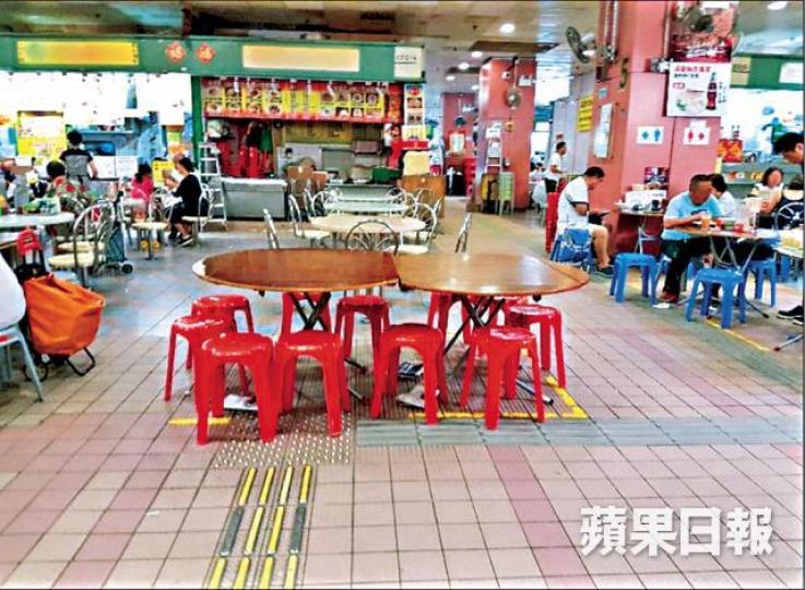 審計署視察大埔墟街市熟食中心，發現有觸覺引路帶被枱凳阻礙。