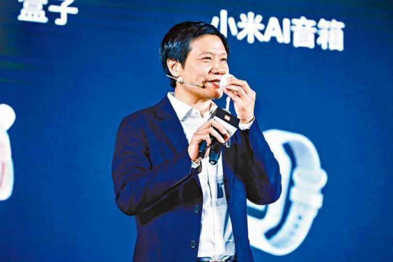 雷軍昨日喺台上嘗試呼喚「小愛同學」。